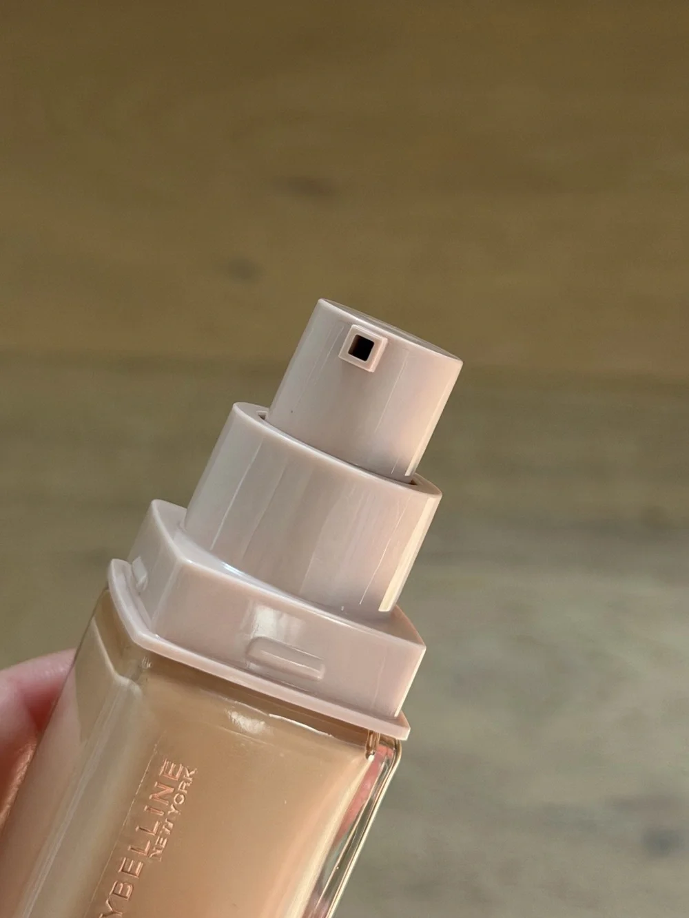 Maybelline Lifter Plump & Glow Foundation Hyaluronic Acid 113